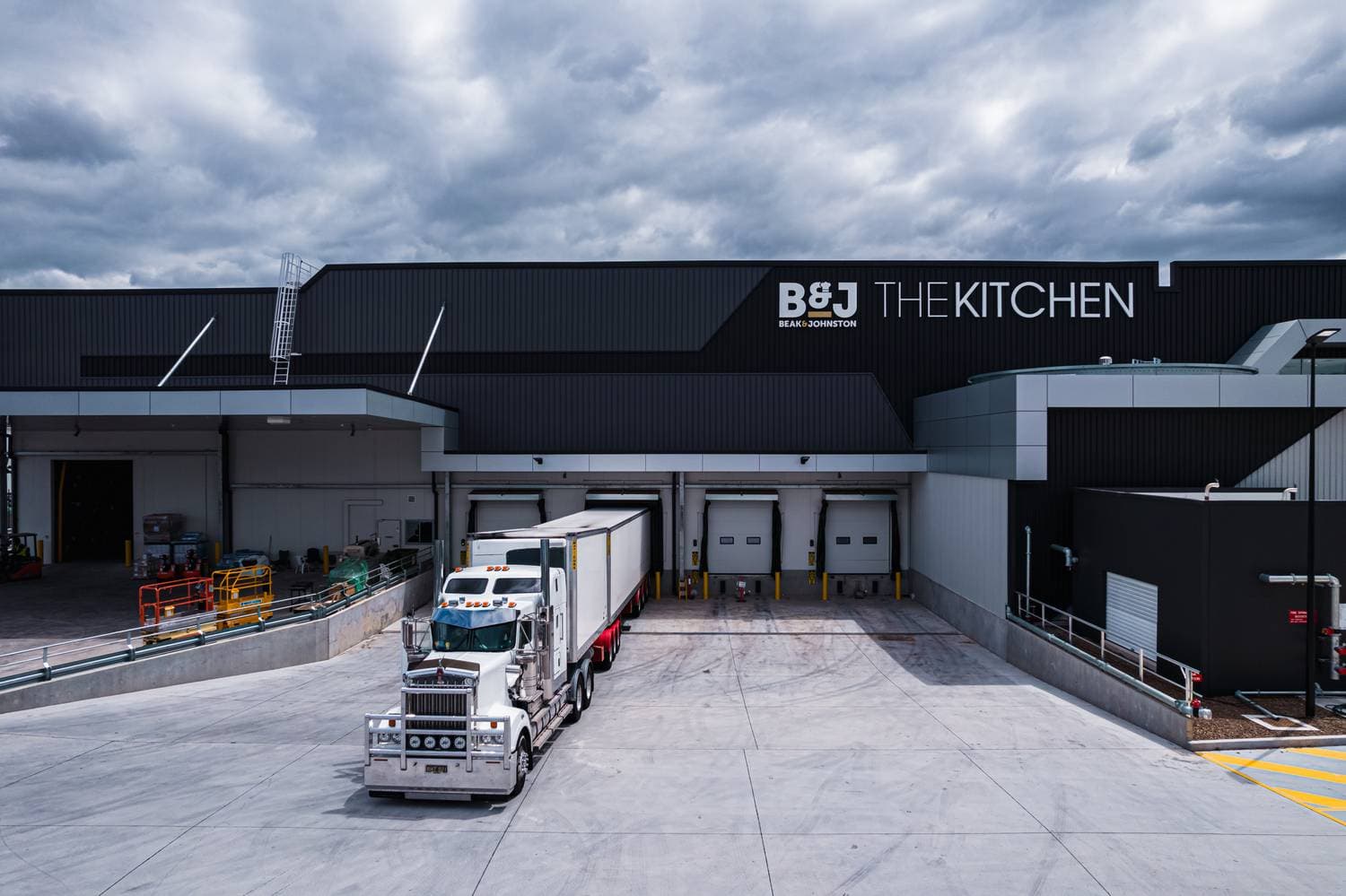 B&J Kitchen, Dusk Media